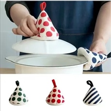 Thickened heat-insulating earmuffs