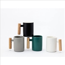 Wooden handle mug set